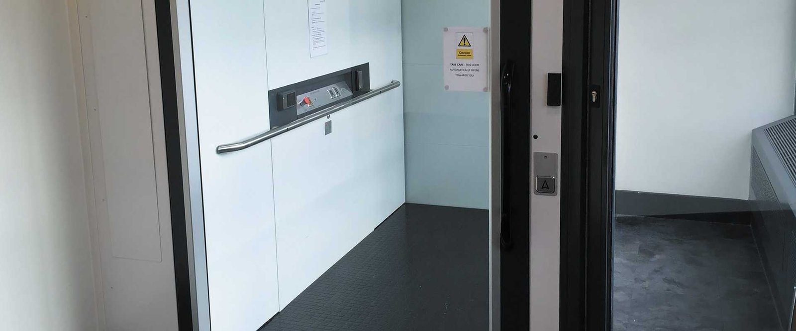 Brede liftdeur van de bed- en brancardlift