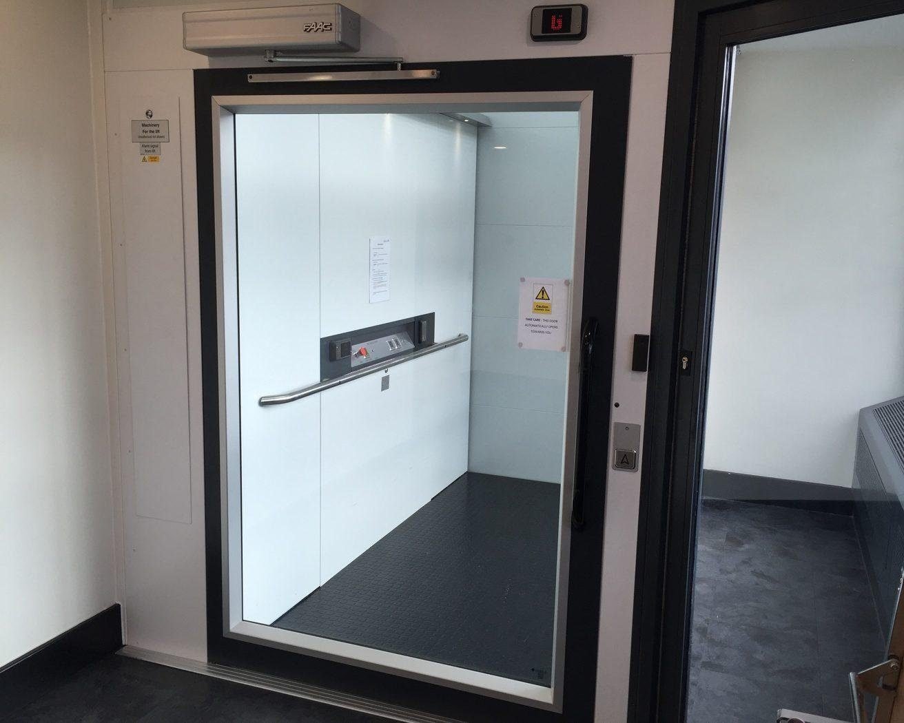 Bed- en brancardlift met ruime kooi en brede deur