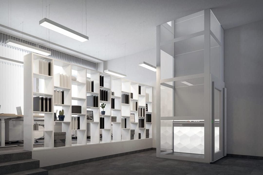 Design huislift met glazen schacht in een kantoorruimte