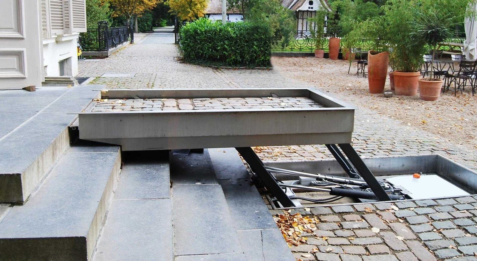 Hydro plateau-traplift over de buitentrap van een monumentaal pand
