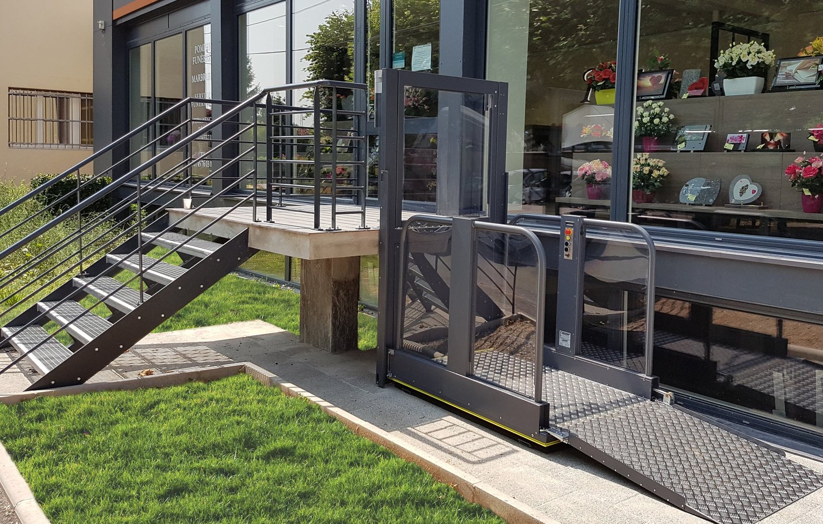 Hefplateau LF 1300 met glaspanelen bij een winkelentree